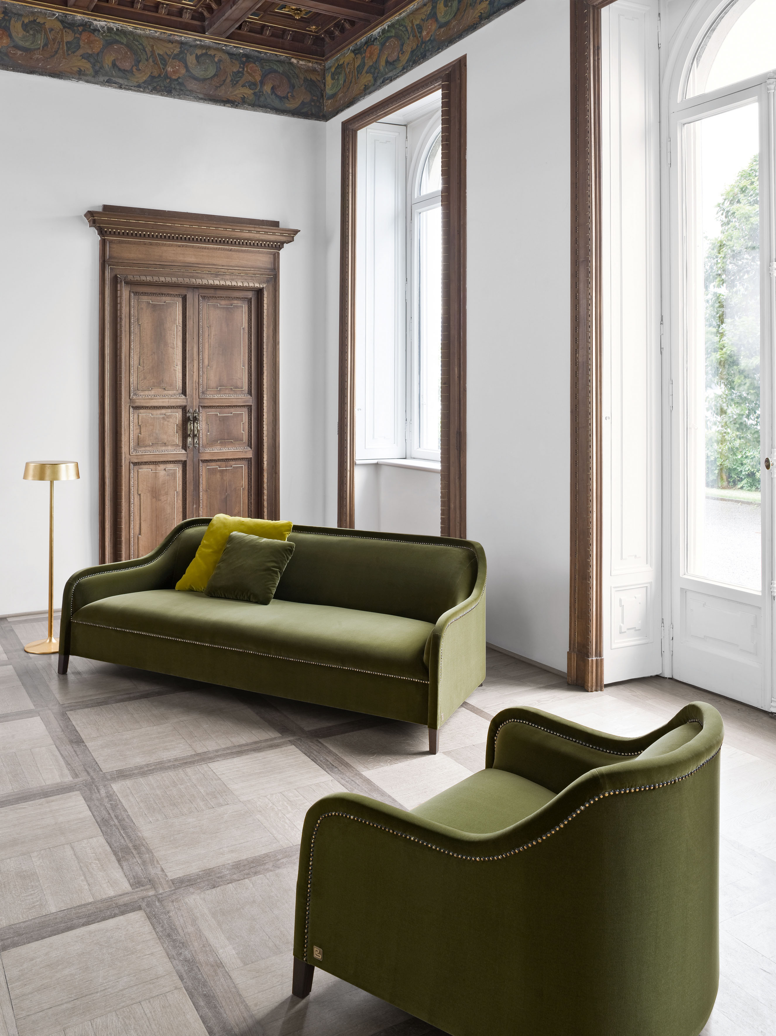 滑順柔和的輪廓線條勾勒出簡約的造型，打造出優雅慵懶